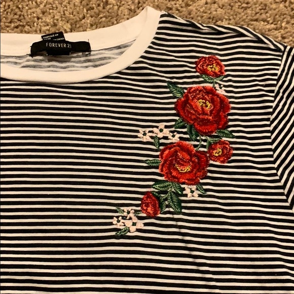 Black and white crop top with embroidered flowers - Picture 3 of 3